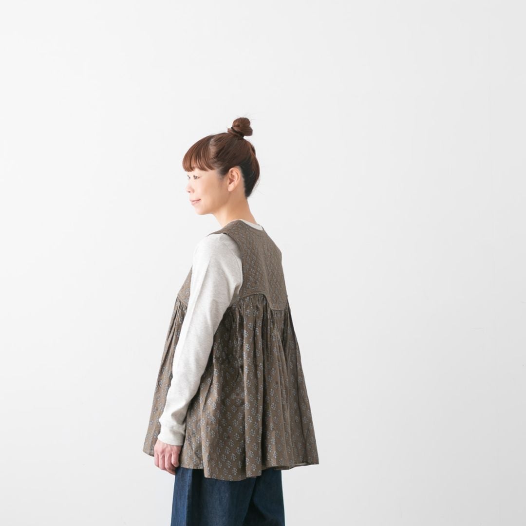 maison de soil メゾンドソイル RAJASTHAN TUCK GATHERED V-NECK SHIRT 80s コットン ボイル フラワー ブロック プリント ギャザー ノースリーブ シャツ 2色 NMDS25552