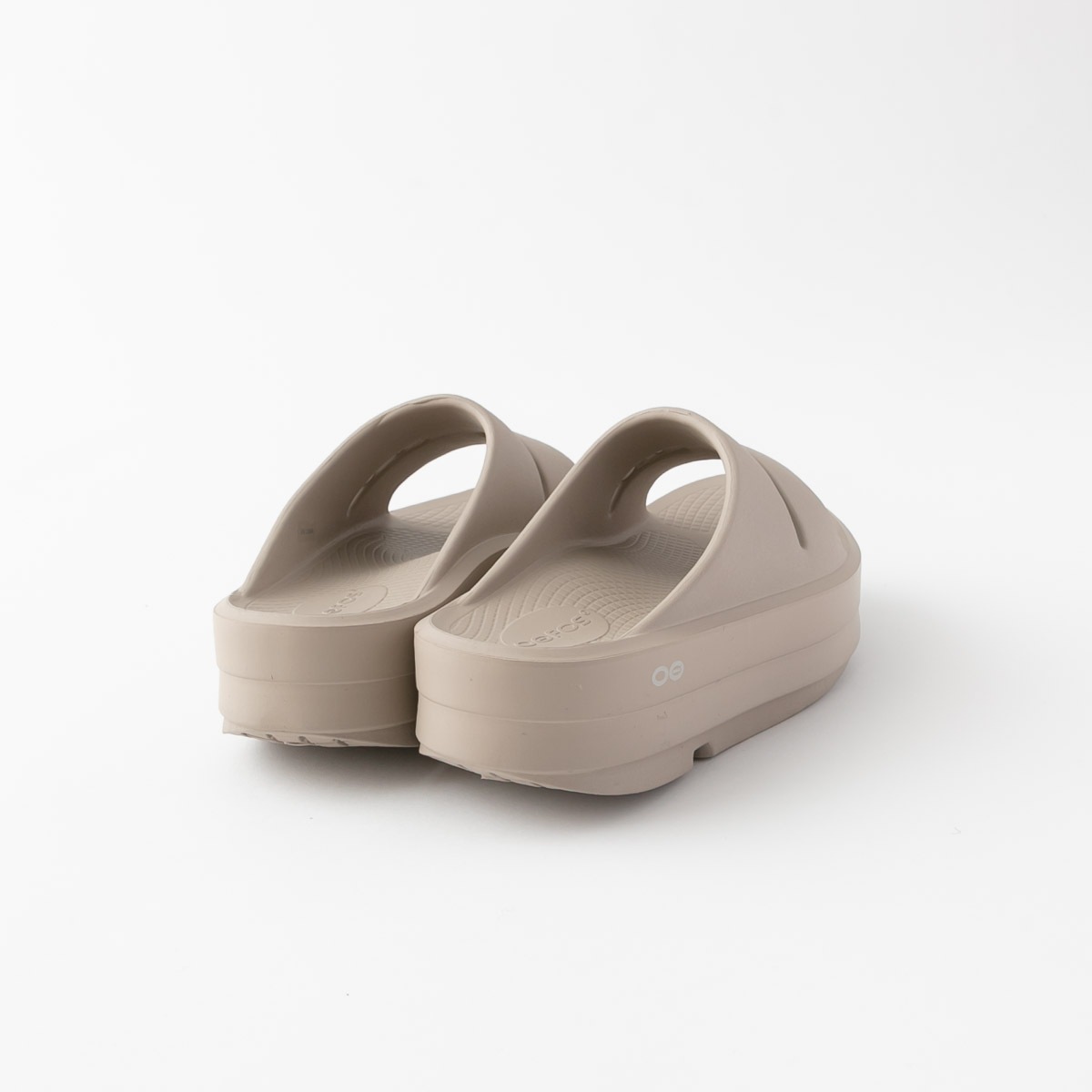 【正規品】OOFOS ウーフォス OOmega OOahh(ウーメガ ウーアー) 厚底リカバリーサンダル 2色