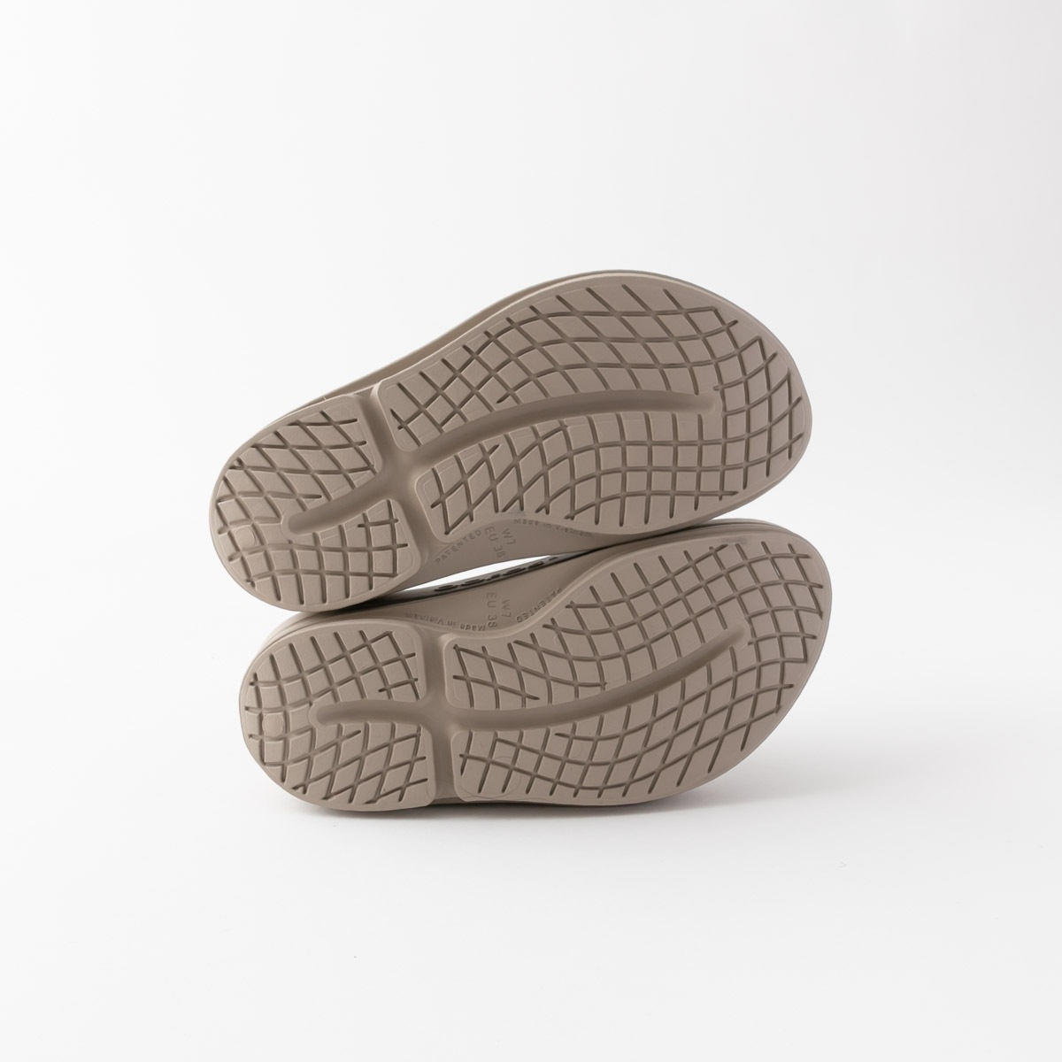 【正規品】OOFOS ウーフォス OOmega OOahh(ウーメガ ウーアー) 厚底リカバリーサンダル 2色