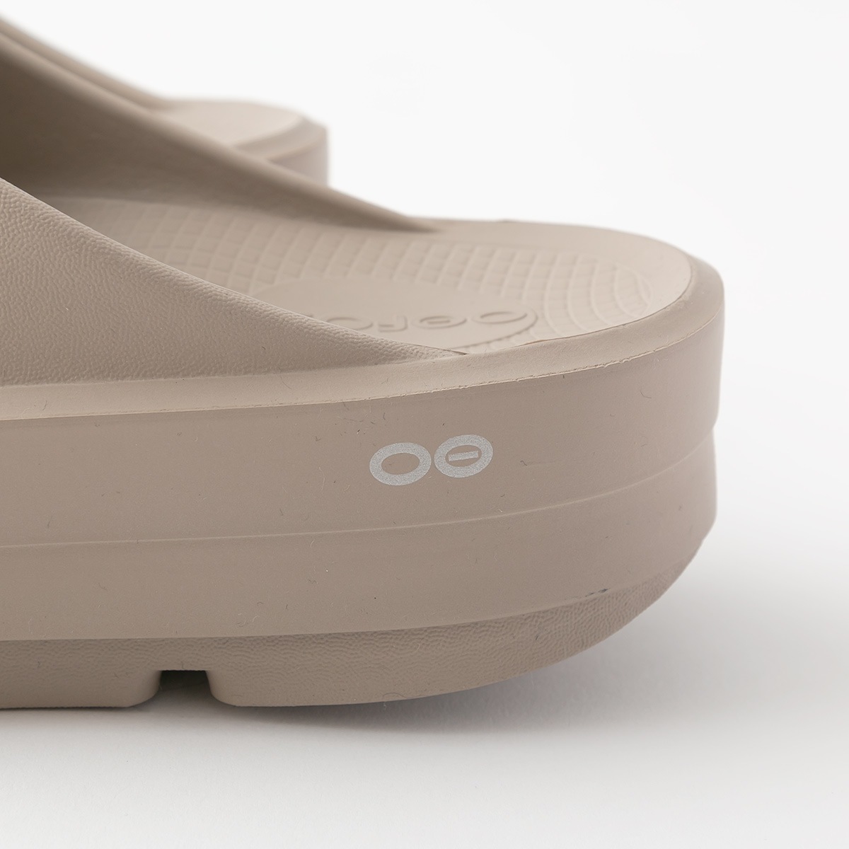 【正規品】OOFOS ウーフォス OOmega OOahh(ウーメガ ウーアー) 厚底リカバリーサンダル 2色