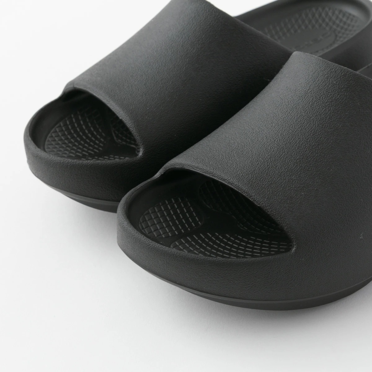 【正規品】OOFOS ウーフォス OOahh Plus ウーアープラス 厚底リカバリーサンダル 2色