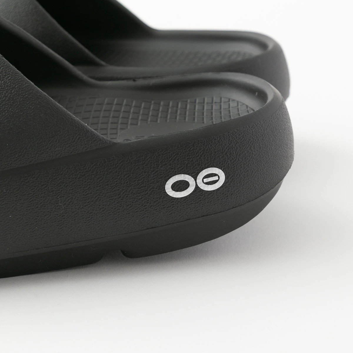 【正規品】OOFOS ウーフォス OOahh Plus ウーアープラス 厚底リカバリーサンダル 2色