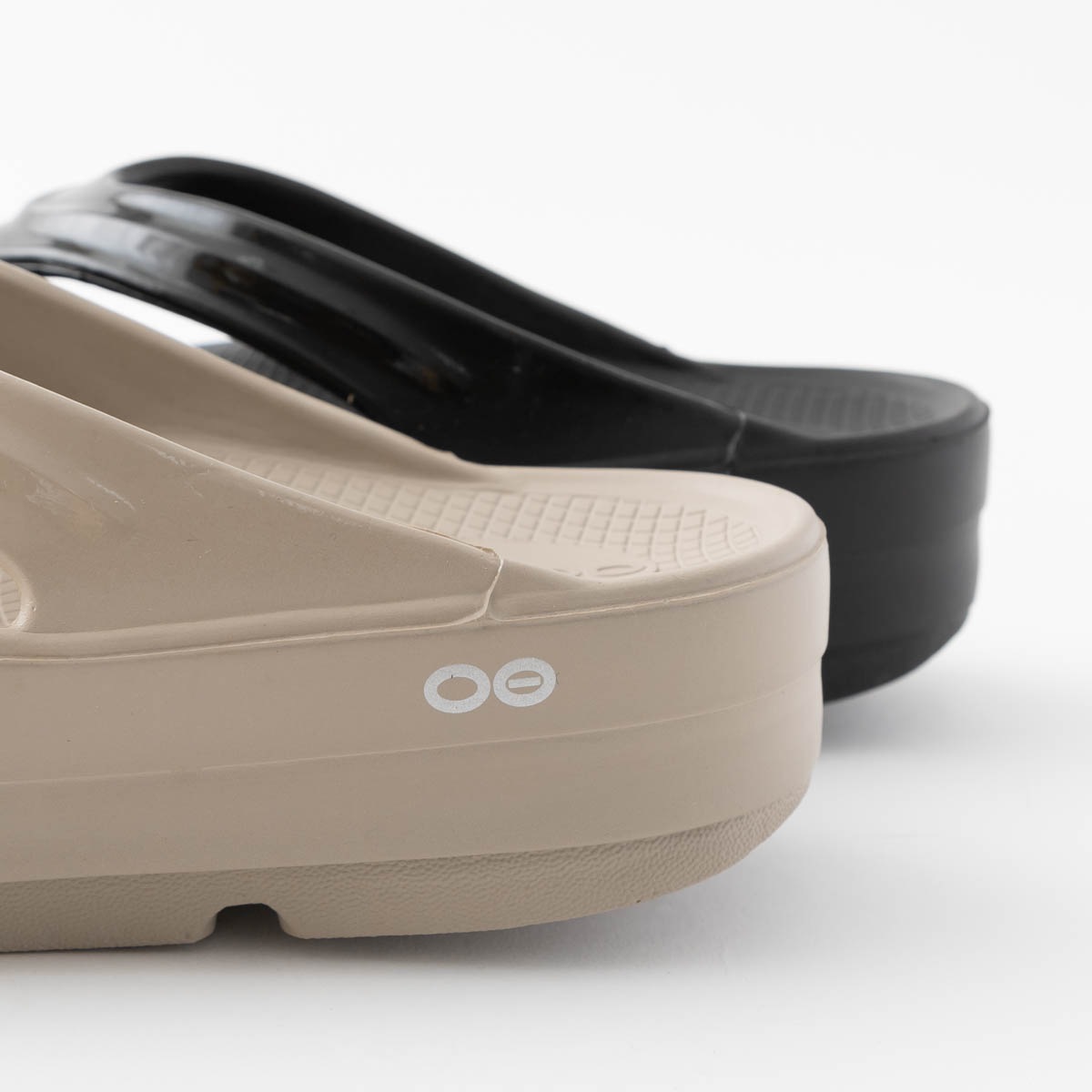 【正規品】OOFOS ウーフォス OOFOS OOmega（ウーメガ）OOlala（ウーララ）厚底リカバリーサンダル 2色