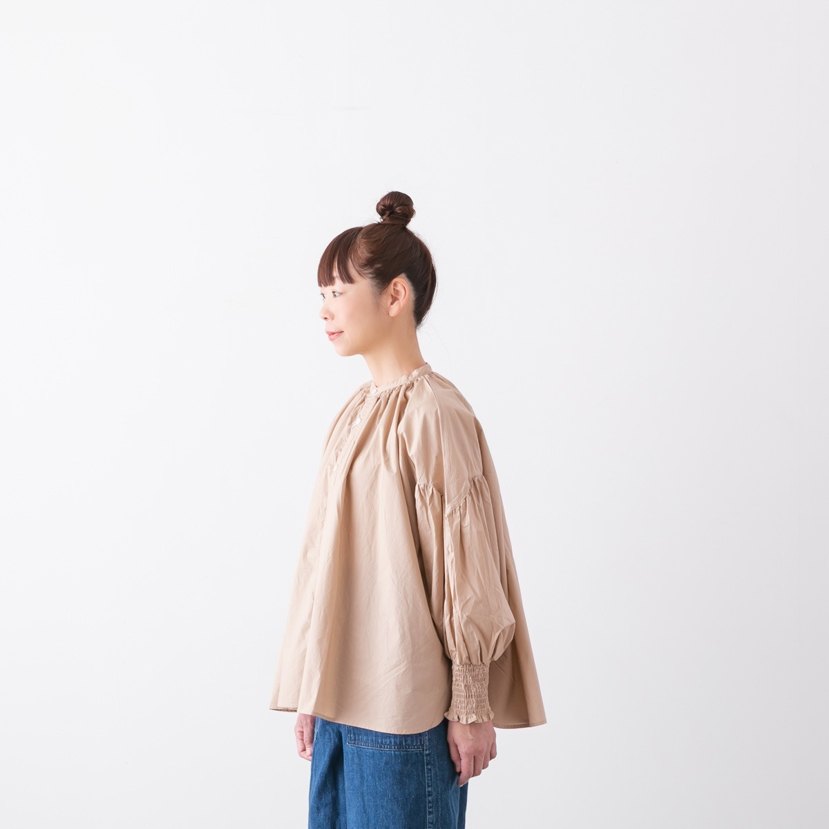 UNIVERSAL TISSU ユニヴァーサルティシュ ナチュラル タイプライター バンドカラー シャーリング ブラウス 6色 UT250BL012