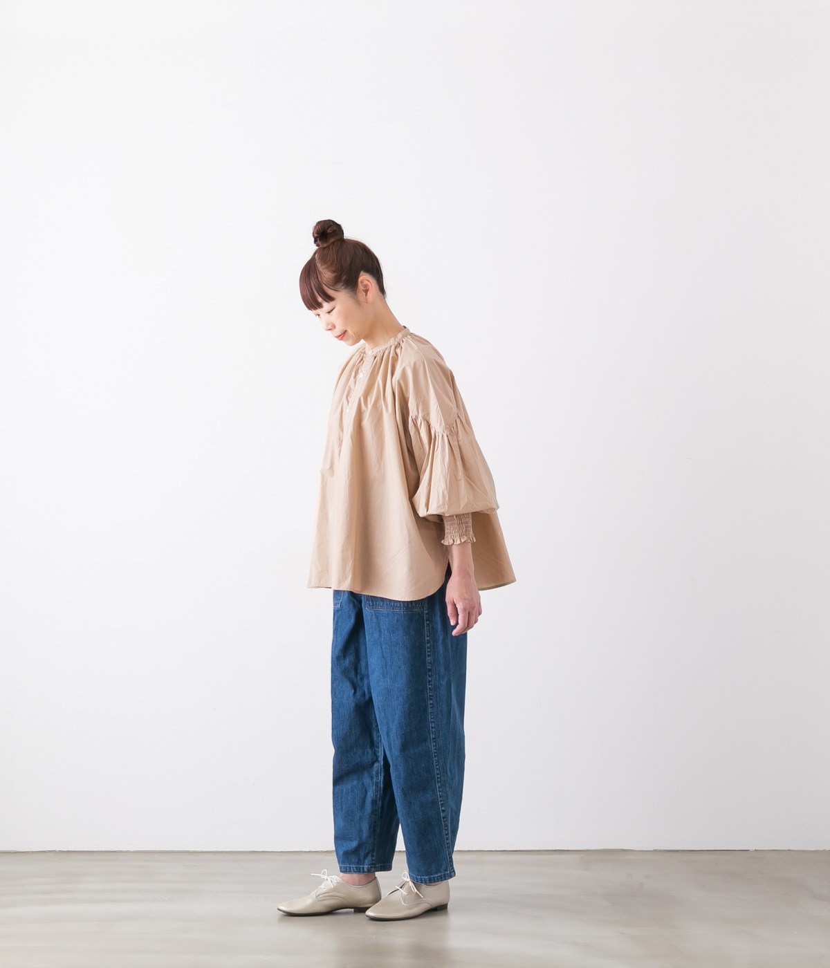 UNIVERSAL TISSU ユニヴァーサルティシュ ナチュラル タイプライター バンドカラー シャーリング ブラウス 6色 UT250BL012