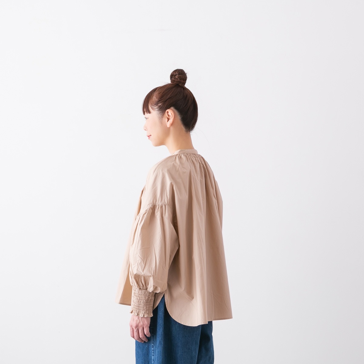 UNIVERSAL TISSU ユニヴァーサルティシュ ナチュラル タイプライター バンドカラー シャーリング ブラウス 6色 UT250BL012