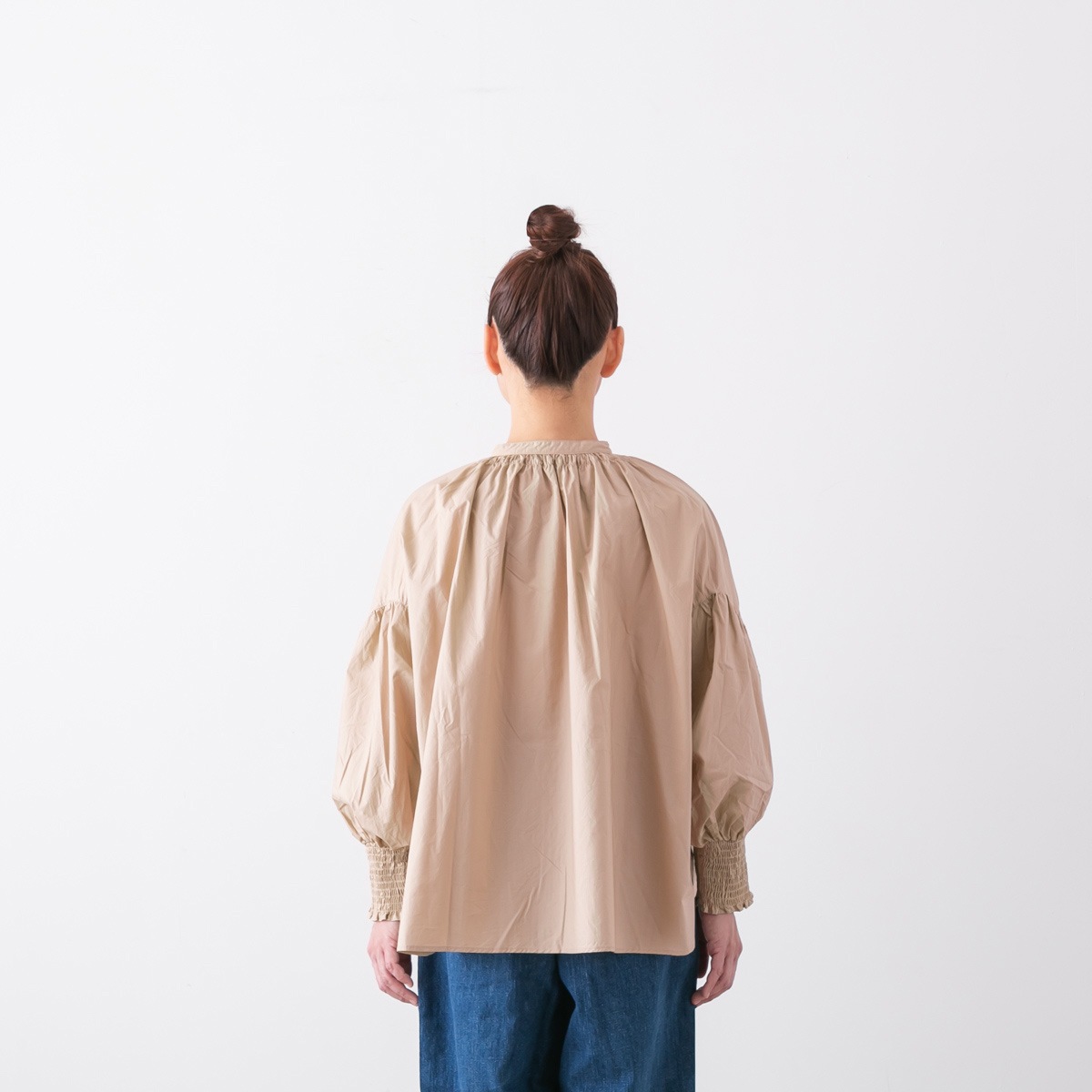 UNIVERSAL TISSU ユニヴァーサルティシュ ナチュラル タイプライター バンドカラー シャーリング ブラウス 6色 UT250BL012