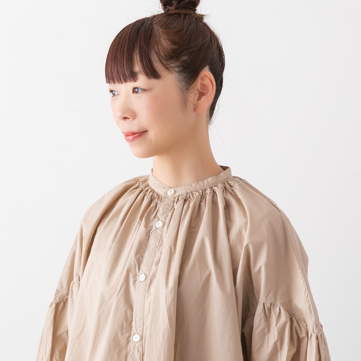 UNIVERSAL TISSU ユニヴァーサルティシュ ナチュラル タイプライター バンドカラー シャーリング ブラウス 6色 UT250BL012