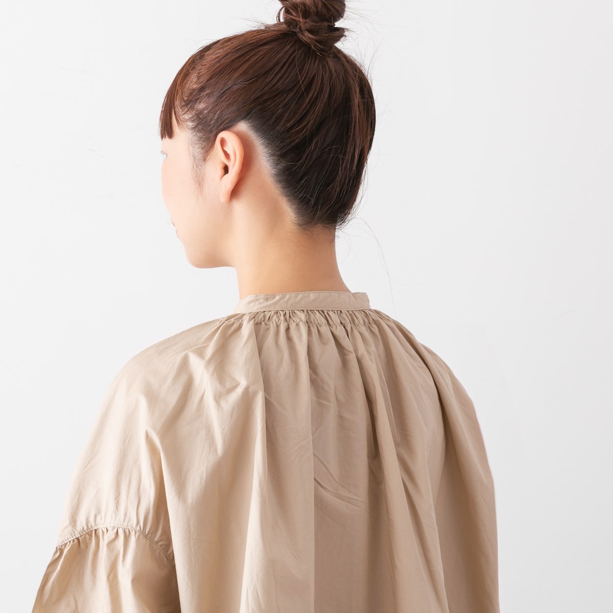 UNIVERSAL TISSU ユニヴァーサルティシュ ナチュラル タイプライター バンドカラー シャーリング ブラウス 6色 UT250BL012