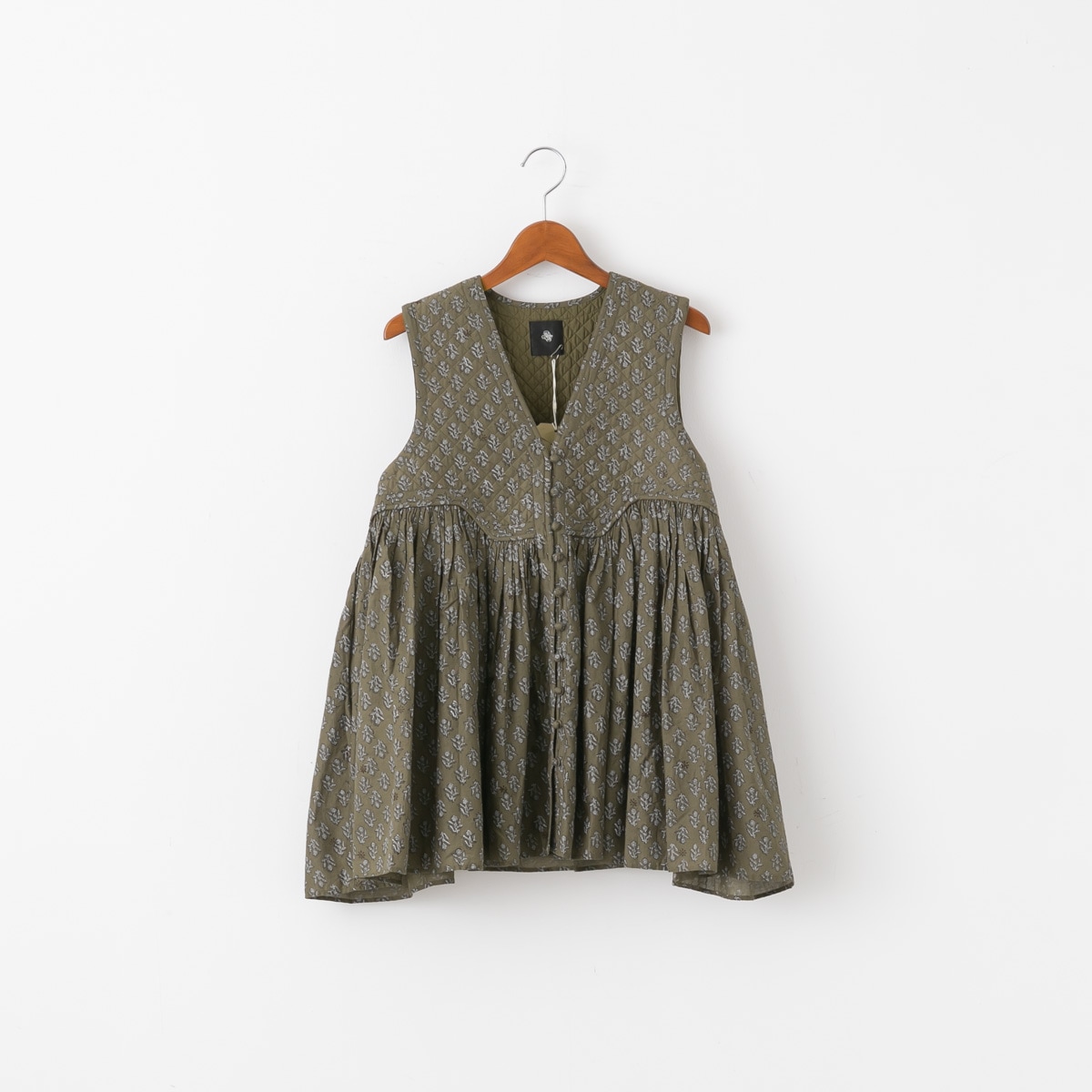 maison de soil メゾンドソイル RAJASTHAN TUCK GATHERED V-NECK SHIRT 80s コットン ボイル フラワー ブロック プリント ギャザー ノースリーブ シャツ 2色 NMDS25552