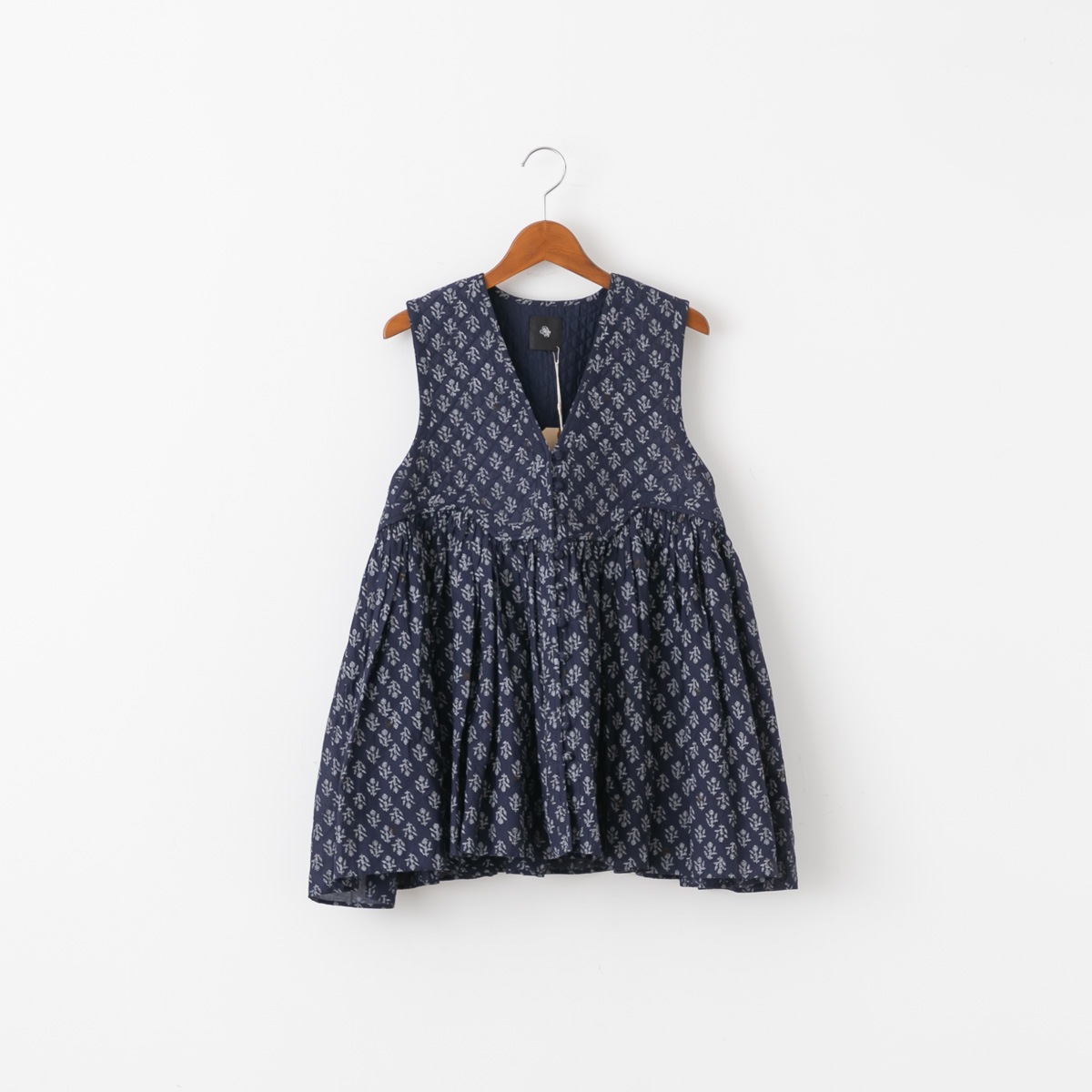 maison de soil メゾンドソイル RAJASTHAN TUCK GATHERED V-NECK SHIRT 80s コットン ボイル フラワー ブロック プリント ギャザー ノースリーブ シャツ 2色 NMDS25552