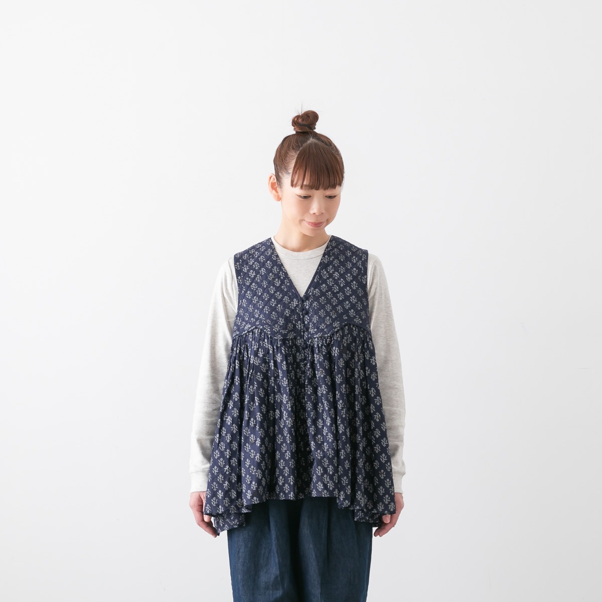 maison de soil メゾンドソイル RAJASTHAN TUCK GATHERED V-NECK SHIRT 80s コットン ボイル フラワー ブロック プリント ギャザー ノースリーブ シャツ 2色 NMDS25552
