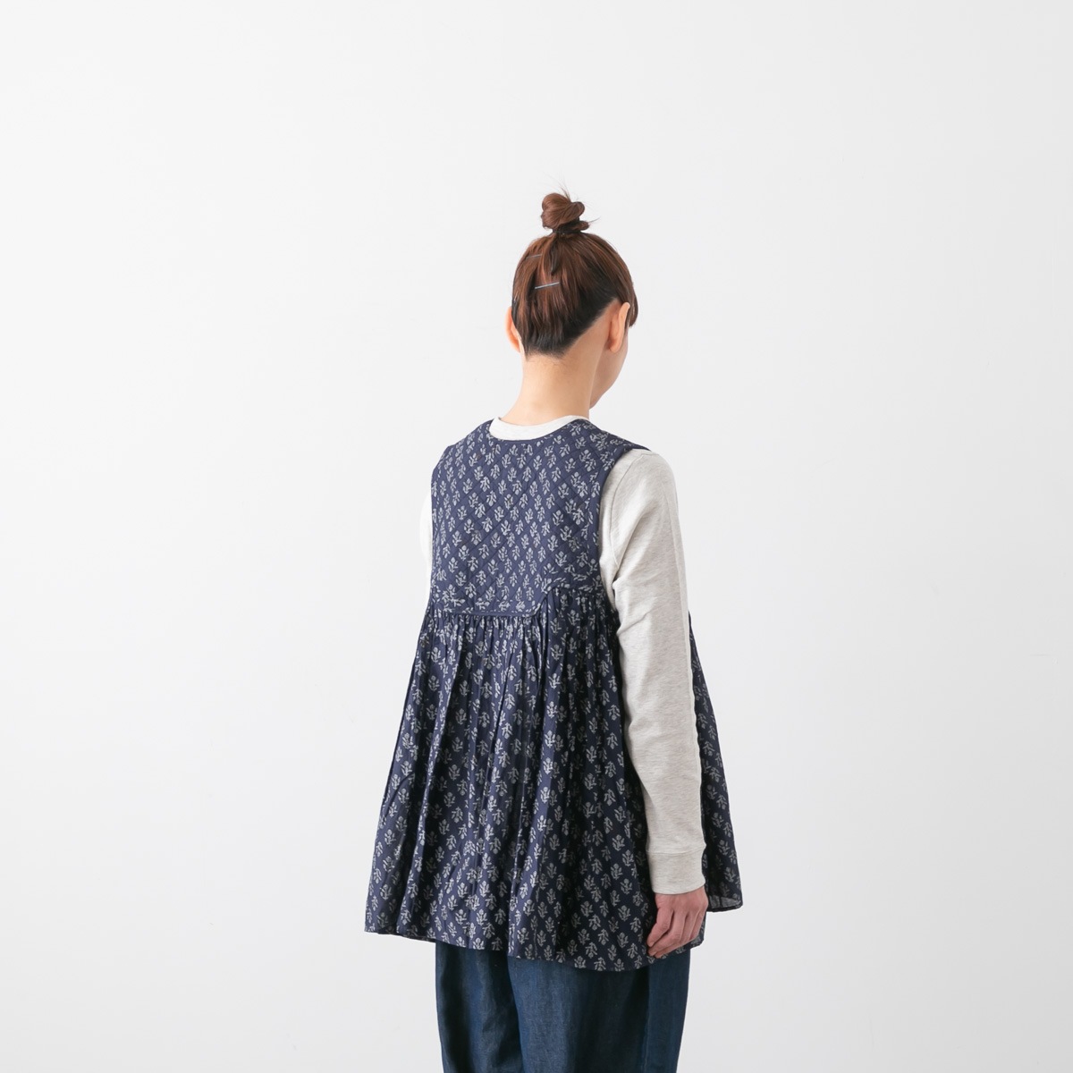 maison de soil メゾンドソイル RAJASTHAN TUCK GATHERED V-NECK SHIRT 80s コットン ボイル フラワー ブロック プリント ギャザー ノースリーブ シャツ 2色 NMDS25552