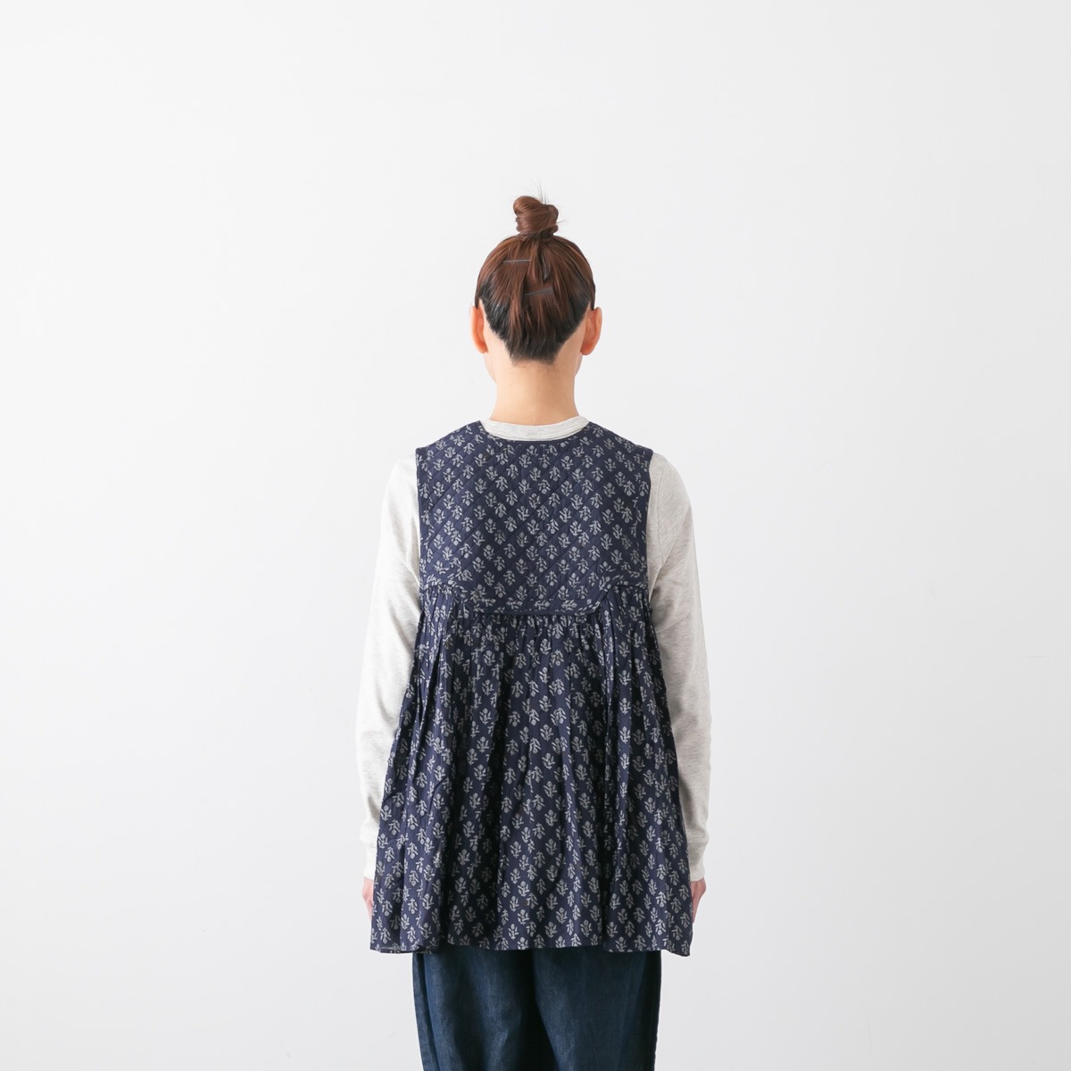 maison de soil メゾンドソイル RAJASTHAN TUCK GATHERED V-NECK SHIRT 80s コットン ボイル フラワー ブロック プリント ギャザー ノースリーブ シャツ 2色 NMDS25552