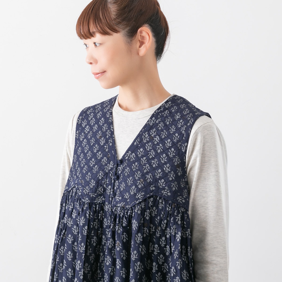 maison de soil メゾンドソイル RAJASTHAN TUCK GATHERED V-NECK SHIRT 80s コットン ボイル フラワー ブロック プリント ギャザー ノースリーブ シャツ 2色 NMDS25552