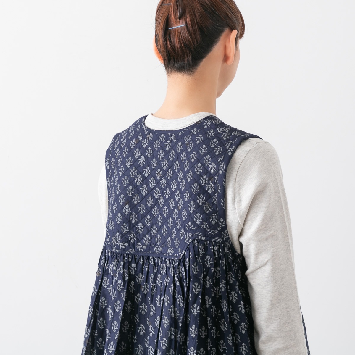 maison de soil メゾンドソイル RAJASTHAN TUCK GATHERED V-NECK SHIRT 80s コットン ボイル フラワー ブロック プリント ギャザー ノースリーブ シャツ 2色 NMDS25552