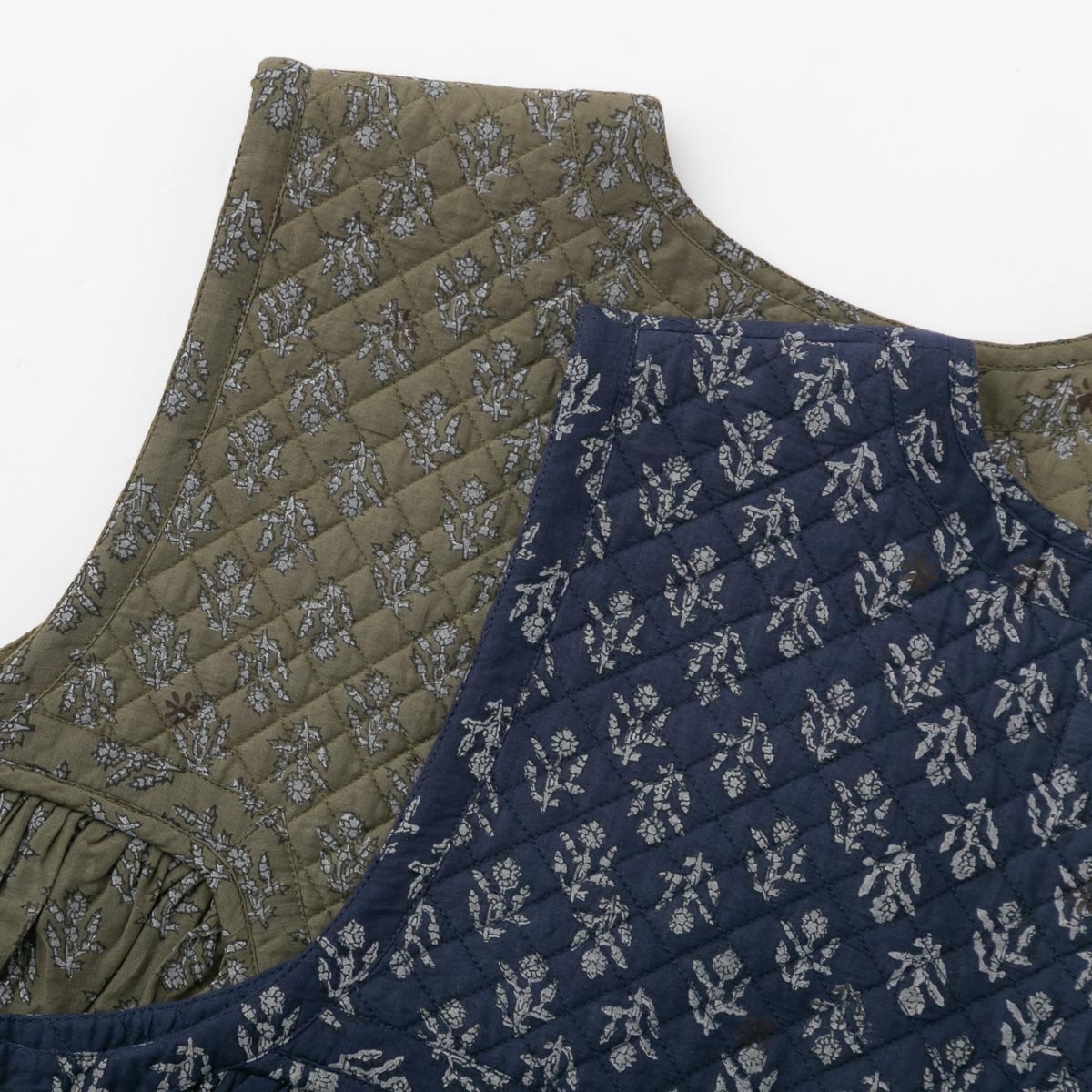 maison de soil メゾンドソイル RAJASTHAN TUCK GATHERED V-NECK SHIRT 80s コットン ボイル フラワー ブロック プリント ギャザー ノースリーブ シャツ 2色 NMDS25552