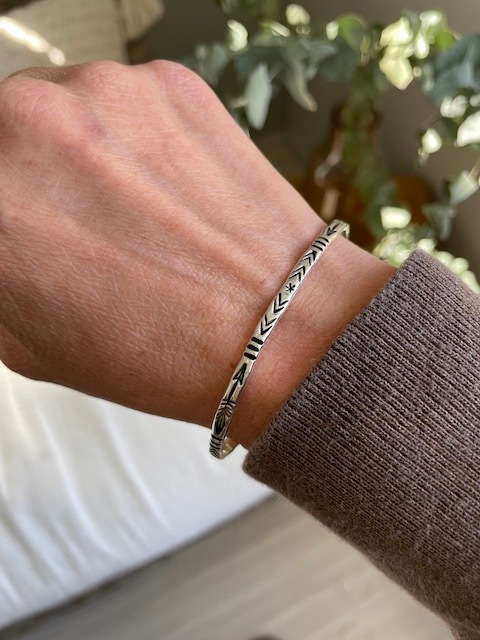 ENB＞NarrowStampWorkSilverBangle |Bangle| BLUE HORIZON