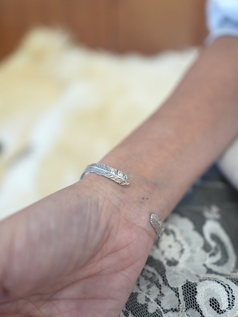 ＜treasured friends＞Long feather bangle Silver