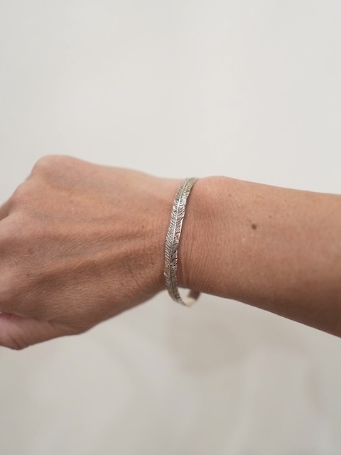 ＜treasured friends＞Long feather bangle Silver
