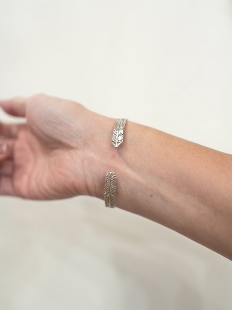 ＜treasured friends＞Long feather bangle Silver