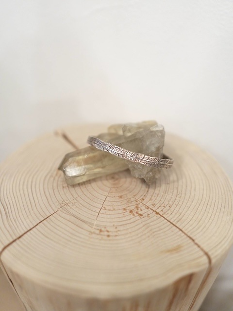 ＜treasured friends＞Long feather bangle Silver