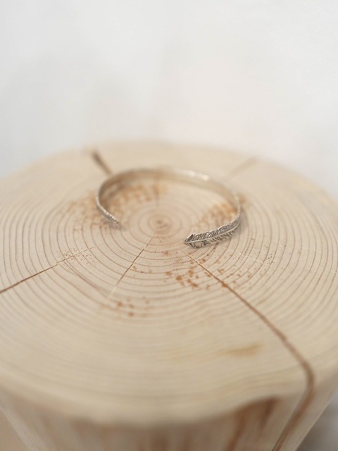 ＜treasured friends＞Long feather bangle Silver