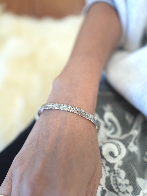 ＜treasured friends＞Long feather bangle Silver