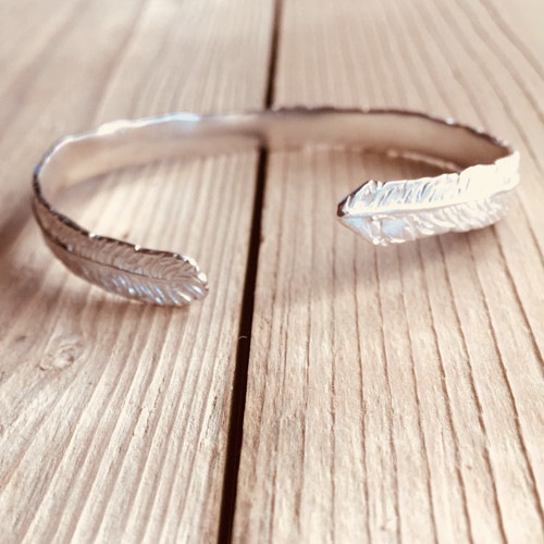 ＜treasured friends＞Long feather bangle Silver / Gold