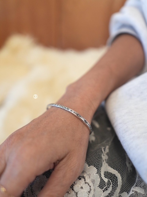 ＜ENB＞NarrowStampWorkSilverBangle