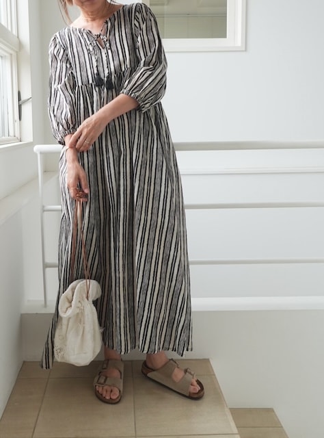<select>hand stripe dress