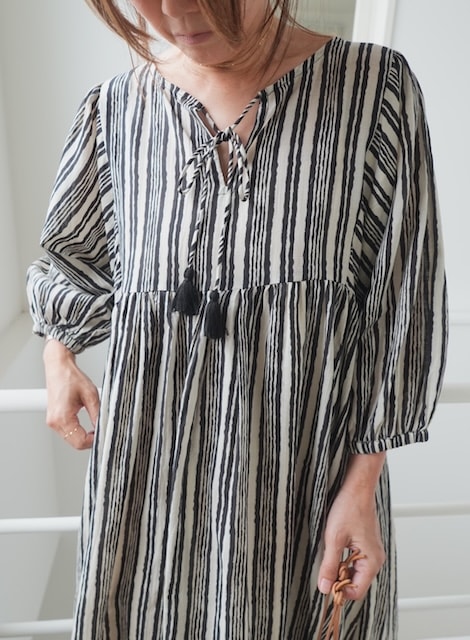 <select>hand stripe dress