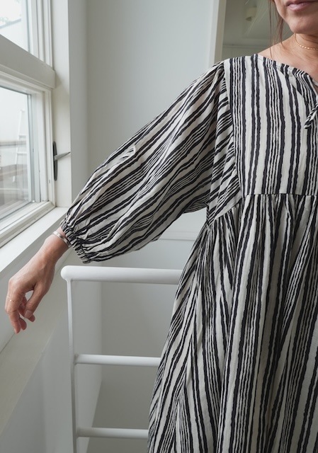 <select>hand stripe dress