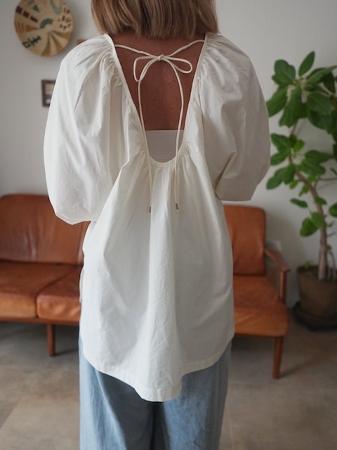 <select>back open ribbon blouse