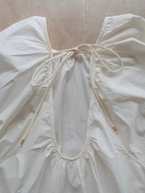 <select>back open ribbon blouse