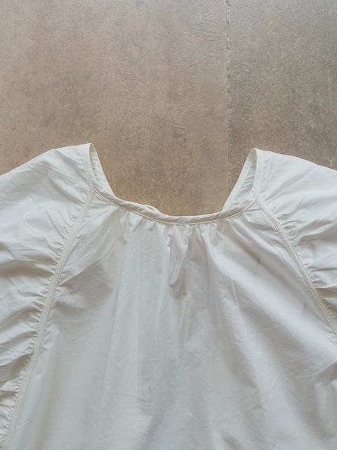 <select>back open ribbon blouse