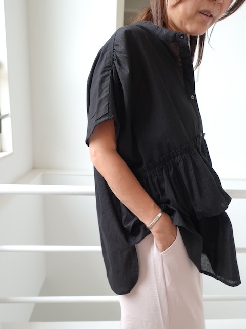 ＜select＞gather frilled blouse