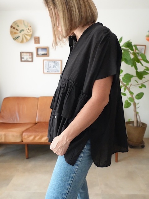 ＜select＞gather frilled blouse