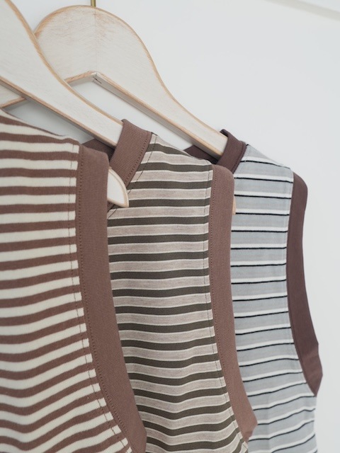 ＜select＞border no sleeve tops