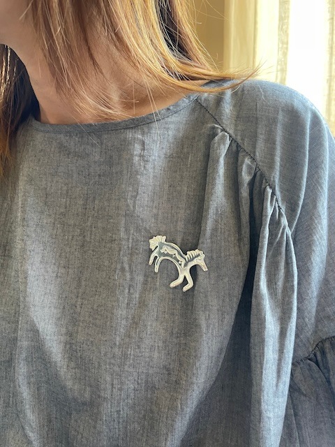 ＜ADRAR＞horse motif silver coating brooch