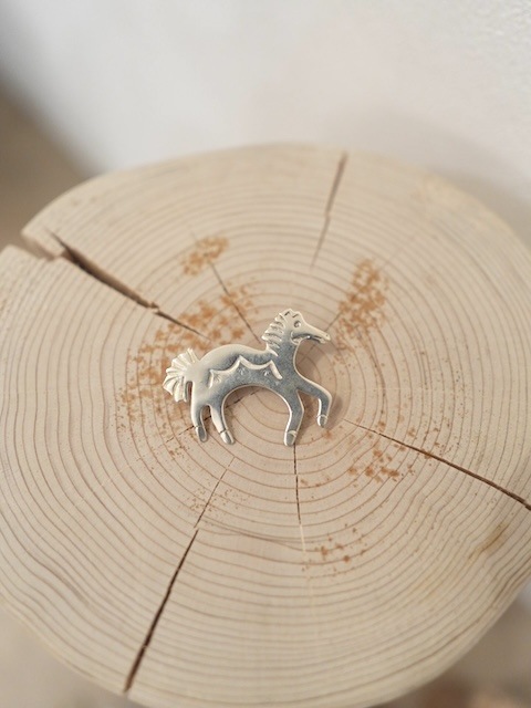 ＜ADRAR＞horse motif silver coating brooch