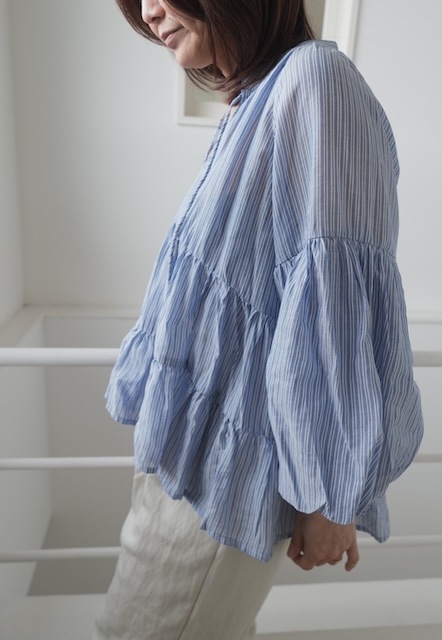 ＜select＞stripe gather blouse