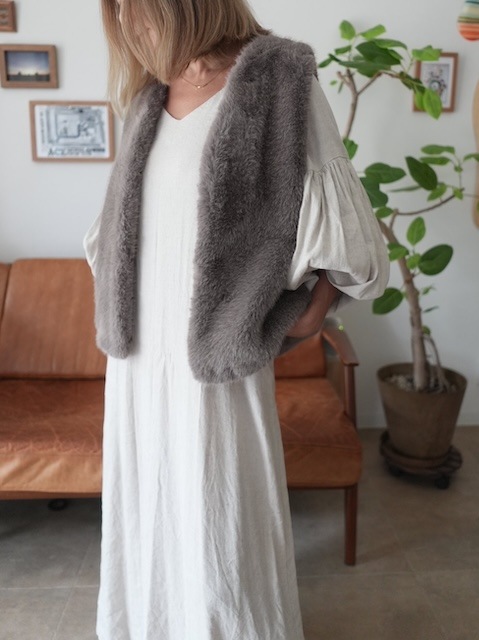 ＜select＞back gather fur vest