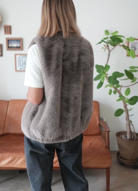 ＜select＞back gather fur vest
