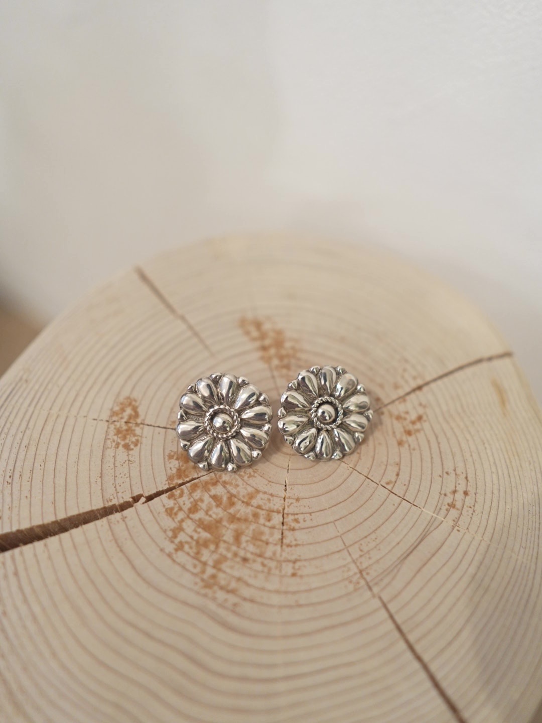 ＜Indian Jewelry＞FlowerConchoSilver Pierce