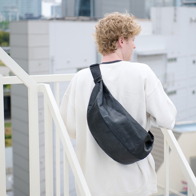 hmny casual バディーバッグ 撥水牛革 ショルダーバッグ 大きめ シンプル レザー 牛革 撥水 おしゃれ かっこいい ブラック ギフト プレゼント  【送料無料】 hmny casual バディーバッグ 撥水牛革 ブラック ショルダーバッグ