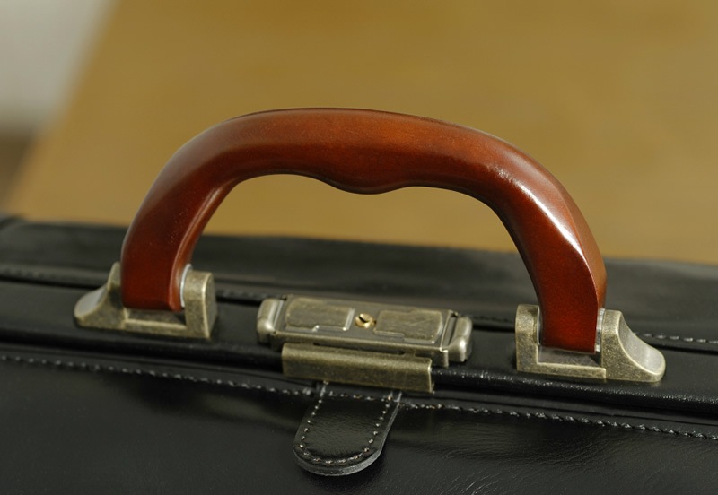 SADDLE 牛革ダレスボストンバッグ 木製ハンドル ブラック メンズ