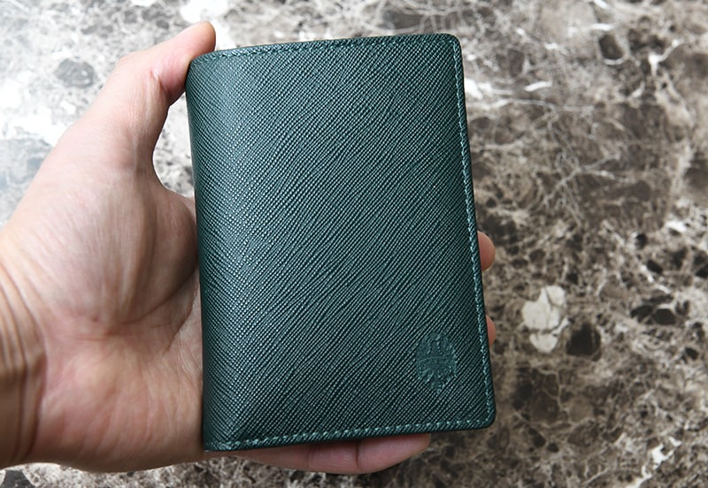 Bianchi 角シボ型押し牛革 二つ折りミドル財布 小銭入れあり franco  おしゃれ レザー 傷つきにくい カジュアル かっこいい 大人 Bianchi 角シボ型押し牛革 二つ折りミドル財布 小銭入れあり franco