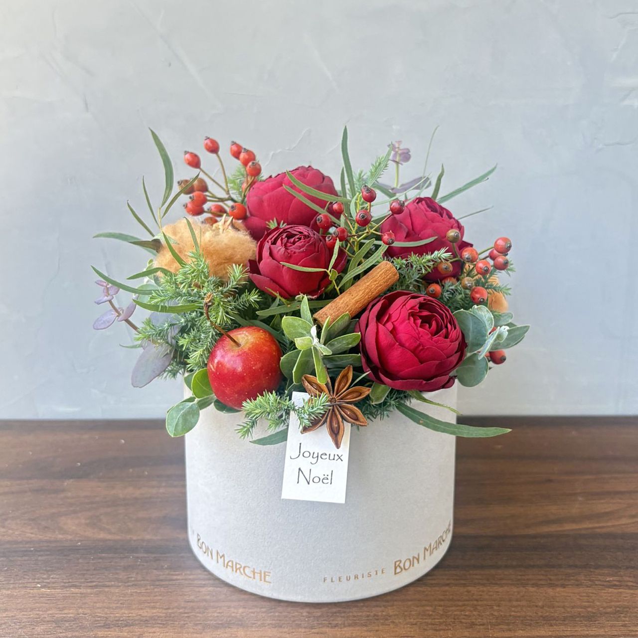 赤いバラのクリスマスアレンジメント