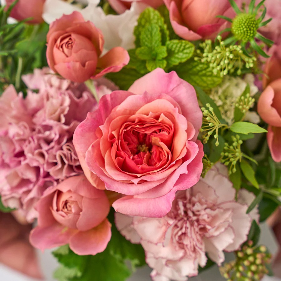 【母の日】和ばらとカーネーションのBOXアレンジメント｜M｜5/7～10お届け